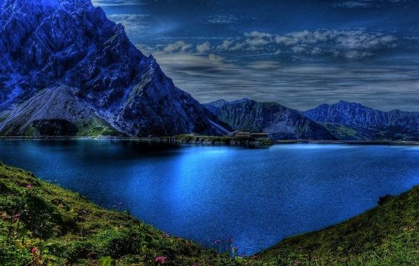 Голубая вода в озере и горы в сумерках