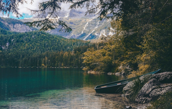 Лодка на берегу у горного озера