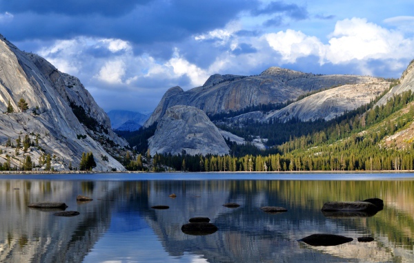 Озеро у гранитной скалы  Хаф-Доум, Калифорния