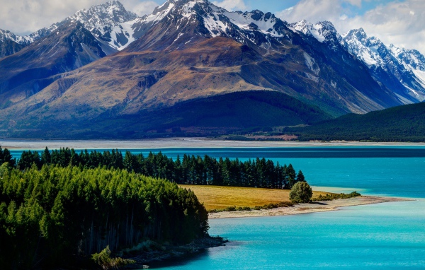 Живописное  озеро Текапо на фоне гор, Новая Зеландия