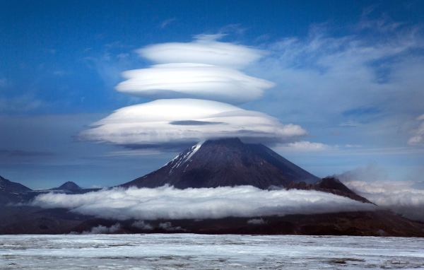 Облака над Ключевской сопкой, Камчатка 