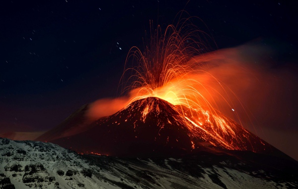 Сицилийский вулкан Этна извержение лавы 