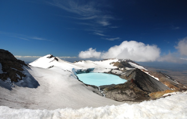 Заснеженный кратер вулкана Тонгариро под голубым небом, Новая Зеландия