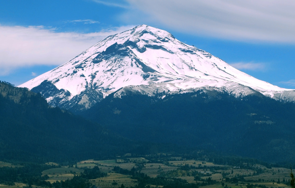 Вид заснеженный на вулкан Попокатепетль, Мексика 