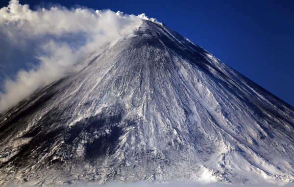 Белый дым выходит из вулкана Ключевская сопка 