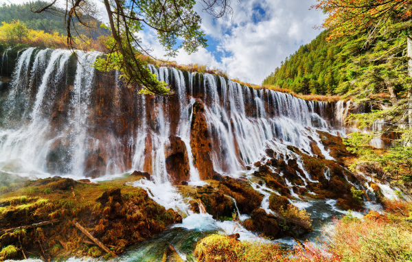 Красивый водопад в осеннем парке Цзючжайгоу, Китай