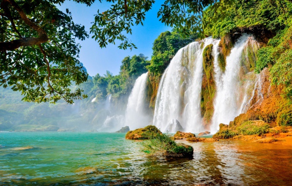 Водопад стекает по скале в озеро