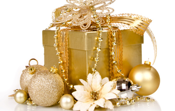 Коробка с Новогодним подарком с елочными  шариками на белом фоне