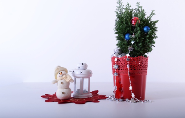 Праздничный новогодний декор на сером фоне