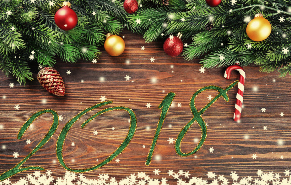 Цифры 2018 на фоне новогоднего декора