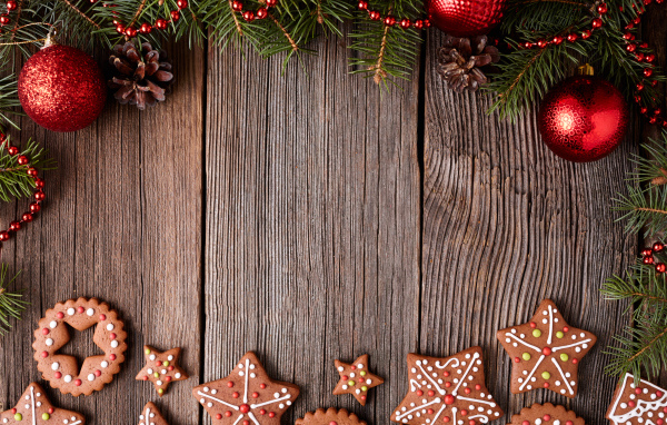 Имбирное печенье и красные елочные шары, фон для новогодней открытки