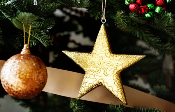 Золотая звезда и шар на новогодней елке