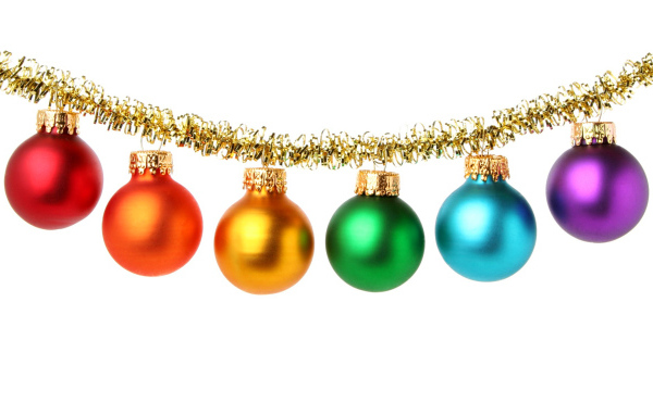 Разноцветные елочные шары на белом фоне