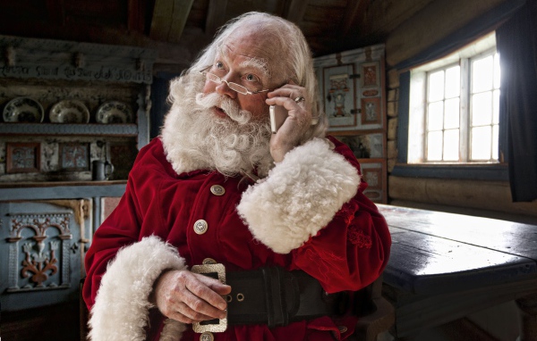 Санта Клаус разговаривает по мобильному телефону