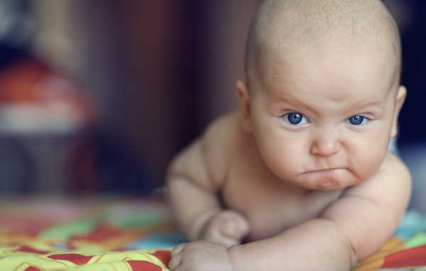 Маленький ребенок с серьезным взглядом