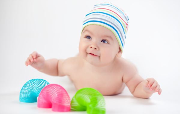 Грудной ребенок с разноцветными игрушками