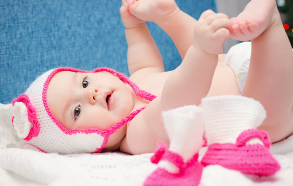 Милый грудной ребенок в вязаной шапке