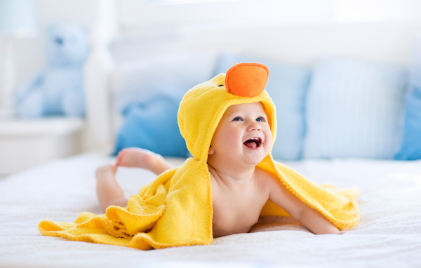 Маленький ребенок в костюме утенка 