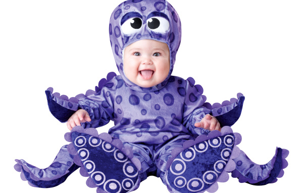 Маленький улыбающийся малыш в забавном костюме