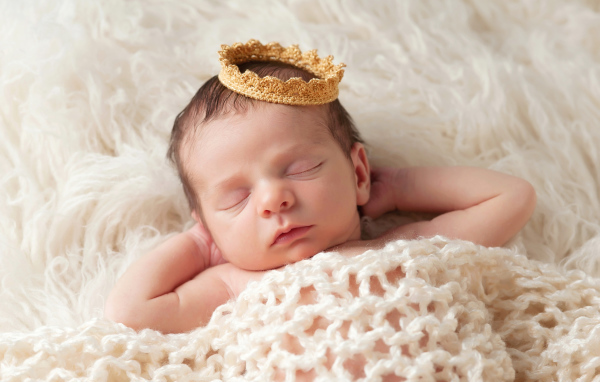 Спящий младенец девочка с короной на голове