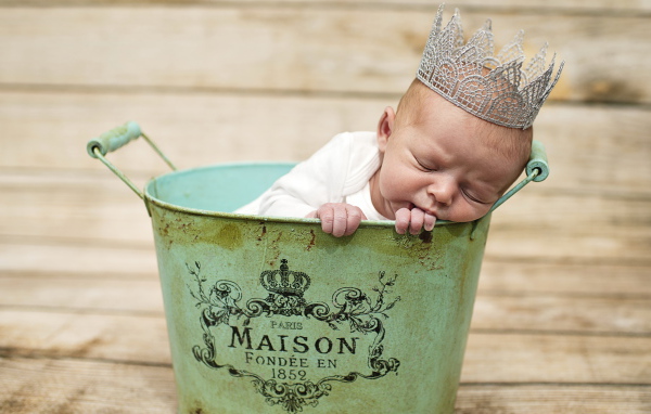 Спящий грудной ребенок с короной на голове