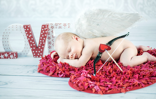 Маленький ребенок в костюме купидона