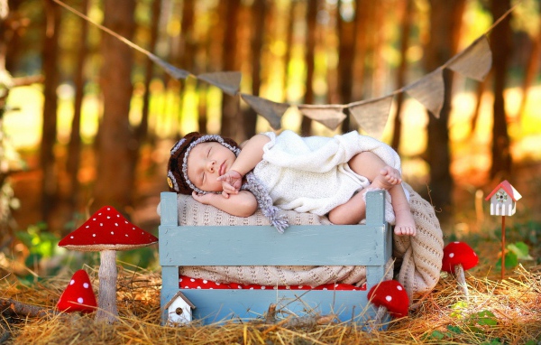 Маленький ребенок спит на природе 