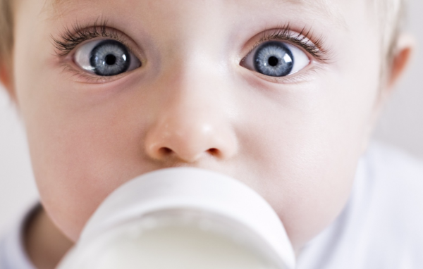 Маленький ребенок с большими голубыми глазами 