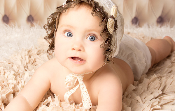 Красивая голубоглазая девочка в шапке