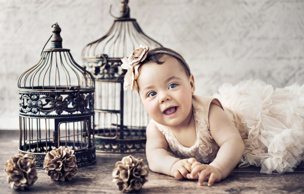 Красивая девочка с железными клетками для птиц