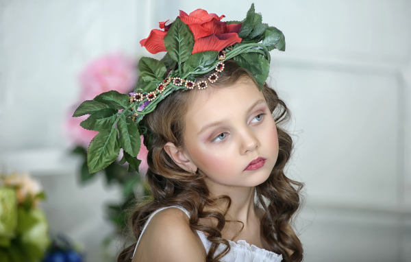 Красивая маленькая девочка с украшениями на голове