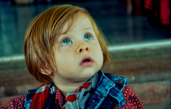 Милый голубоглазый ребенок с рыжими волосами 