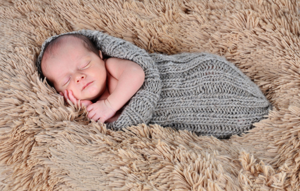 Милый спящий маленький мальчик 