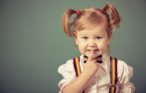 Маленькая голубоглазая девочка с хвостиками