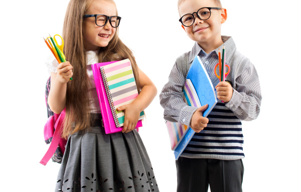 Маленькие мальчик и девочка готовятся к школе