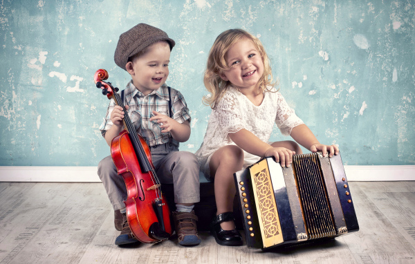 Маленький мальчик со скрипкой и девочка с гармошкой