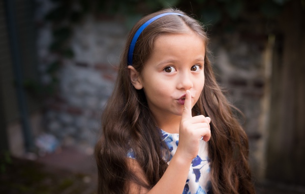 Маленькая кареглазая девочка с длинными волосами