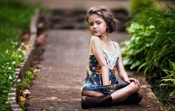 Маленькая девочка в красивом сарафане 