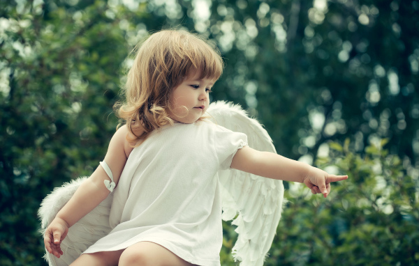 Маленькая девочка в костюме ангела