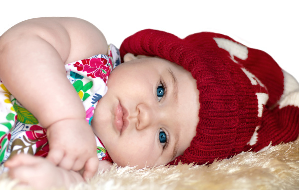 Маленькая девочка в красной вязаной шапке