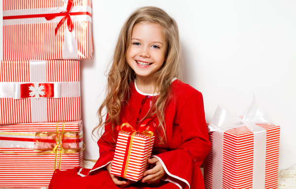 Маленькая девочка с новогодними подарками