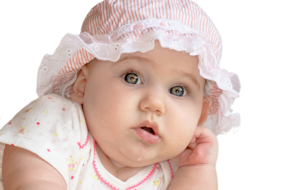 Маленькая девочка с красивыми глазами в панаме на белом фоне