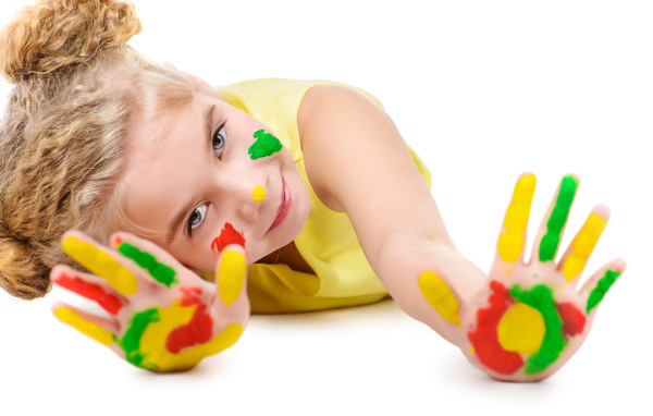 Маленькая девочка с руками в краске на белом фоне