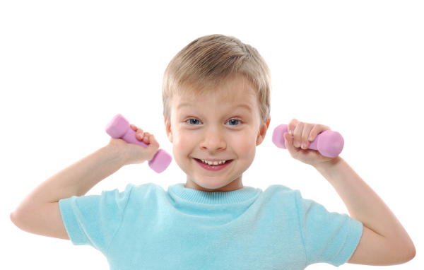 Маленький улыбающийся мальчик с гантелями на белом фоне