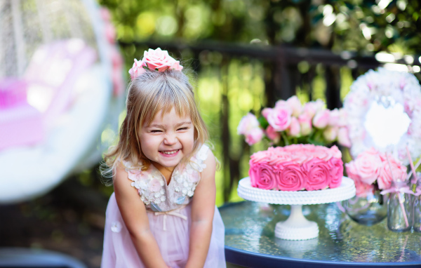 Маленькая улыбающаяся девочка с праздничным тортом день рождения