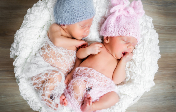 Милые спящие младенцы двойняшки