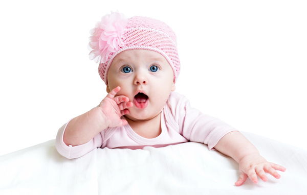 Грудная голубоглазая девочка в розовой шапке на белом фоне