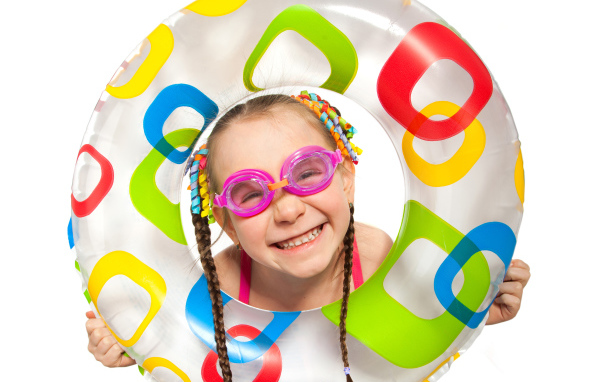 Улыбающаяся девочка с надувным кругом на белом фоне
