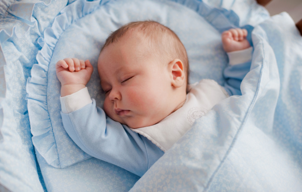 Спящий розовощекий младенец