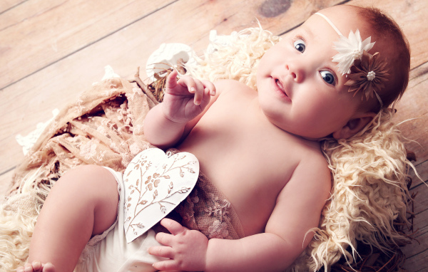 Грудной ребенок с бумажным сердцем